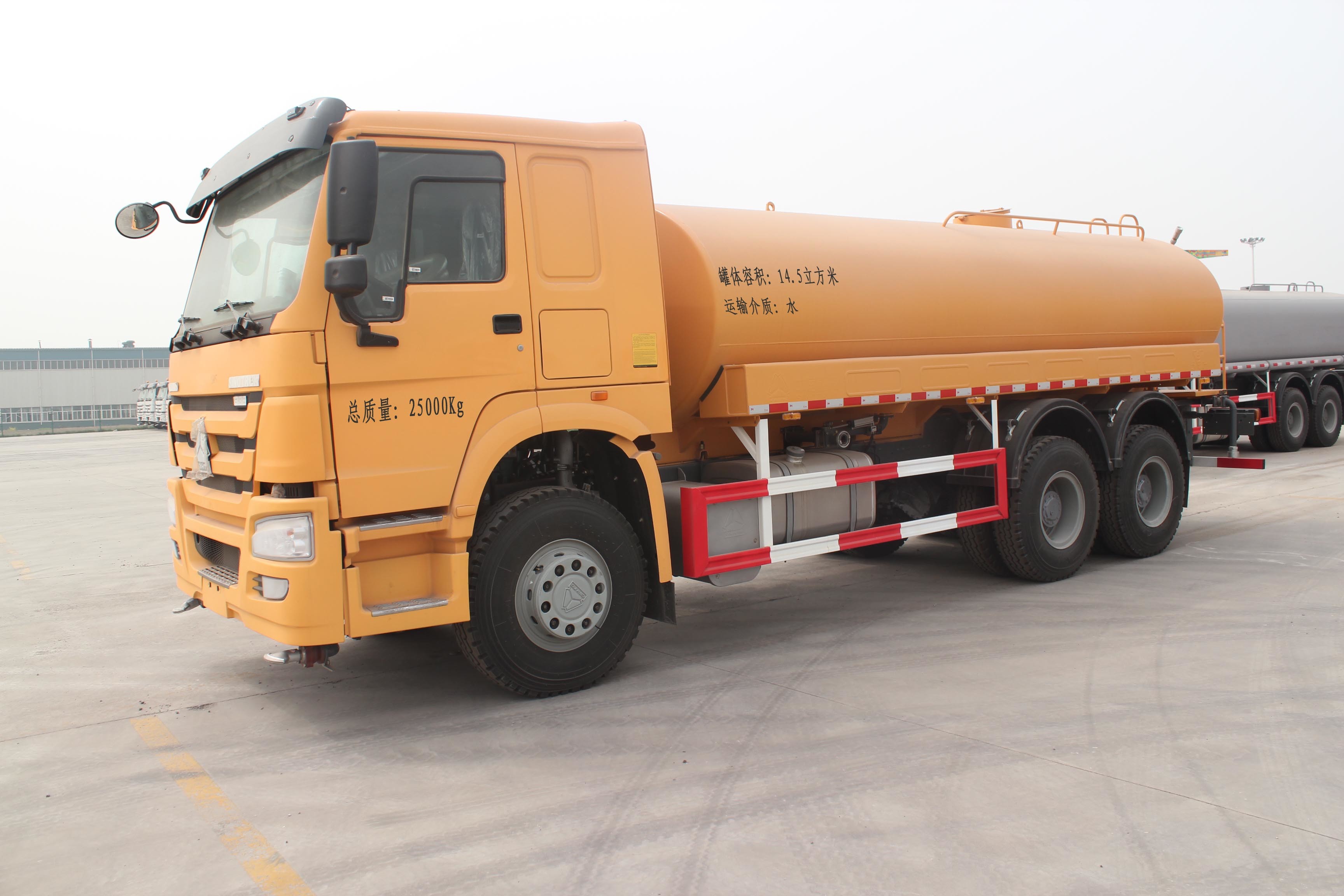 Euro II Sinotruk Howo 6x4 16cbm Water Tank Truck With HW76 Cabin And ZF Steering